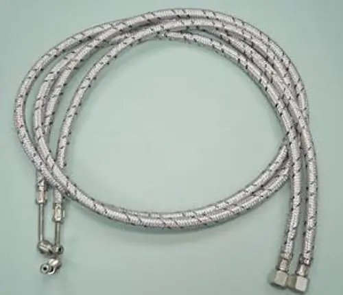 Ölschläuche mit flexibler Ummantelung, geeignet für Anwendungen der Marke Remeha, verbunden durch metallene Anschlüsse.